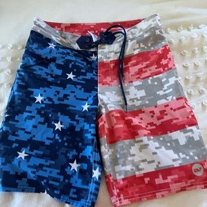 Vineyard vines men’s American flag bathing suit size 28, like new.